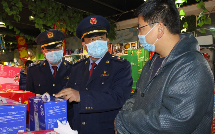 圖為該局執(zhí)法人員在一家商場檢查食品安全企業(yè)主體責(zé)任落實情況。