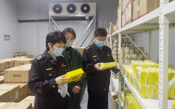 圖為該局檢查人員在一家藥品批發(fā)企業(yè)檢查藥品購進渠道。