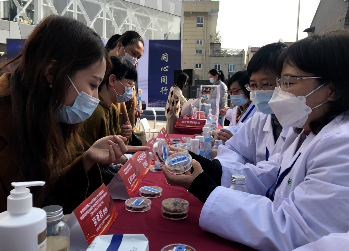圖為安全用藥月公益服務(wù)活動現(xiàn)場。