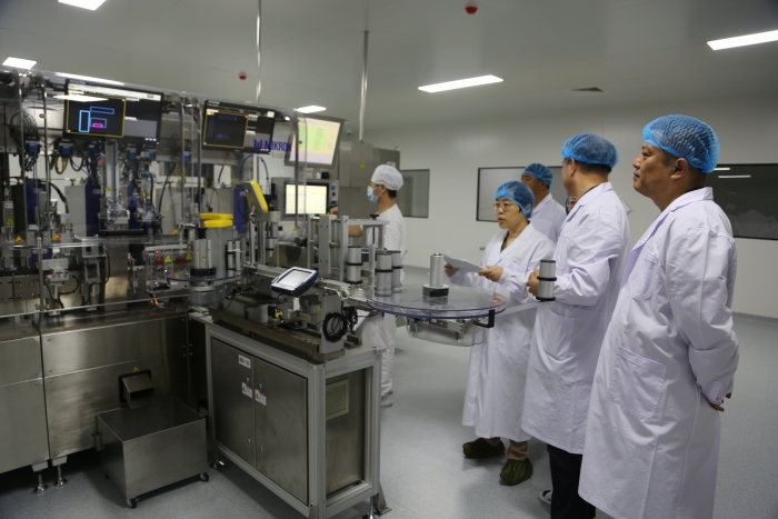 圖2為執(zhí)法人員檢查指導企業(yè)生產運行情況。（葉陽歡攝）