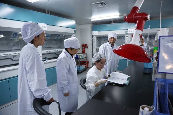 圖1為吉林省藥監(jiān)局幫扶指導企業(yè)建立完善質量管理體系。（葉陽歡攝）