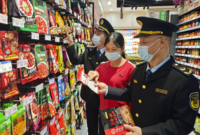 圖為11月17日，該縣食品安全包保干部深入當(dāng)?shù)爻虚_展現(xiàn)場檢查。