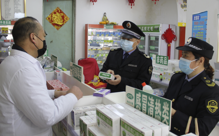 圖為該局執(zhí)法人員在一家藥店檢查“四類藥品”銷售實名制登記情況。