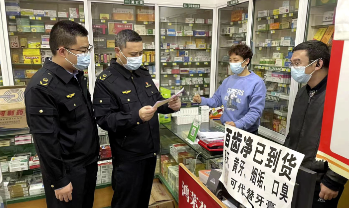 圖為該局清溪鎮(zhèn)市場(chǎng)監(jiān)管所執(zhí)法人員在一家藥店檢查藥品進(jìn)貨來源。