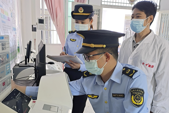圖為11月21日，該局執(zhí)法人員在一家鄉(xiāng)鎮(zhèn)村衛(wèi)生服務(wù)中心檢查血壓計(jì)。