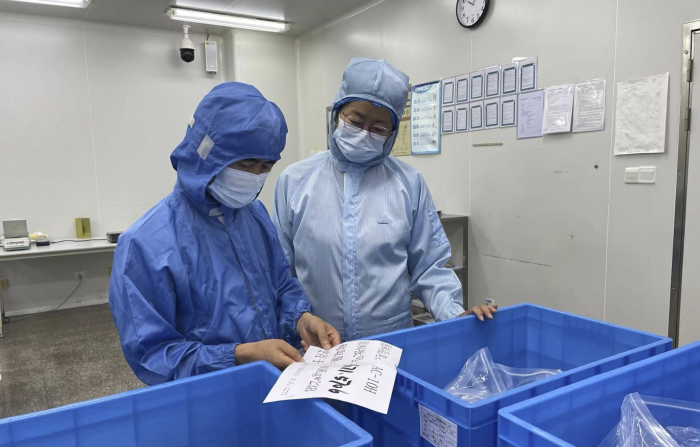 圖為第二分局執(zhí)法人員在一家化妝品生產(chǎn)企業(yè)開展復(fù)查。