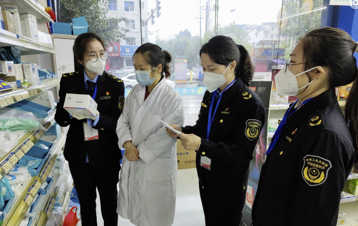 圖為11月22日，該局執(zhí)法人員在一家零售藥店檢查醫(yī)用手套。