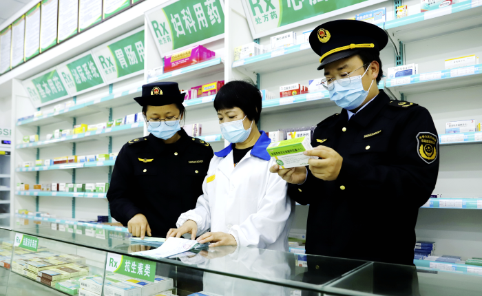 圖為11月29日，該局執(zhí)法人員在一家藥店檢查藥品的進貨查驗記錄。