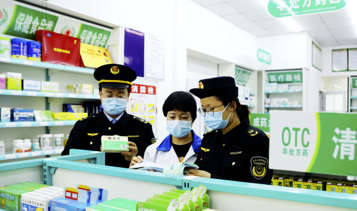 圖為12月1日，該局執(zhí)法人員在一家藥店檢查銷(xiāo)售“四類(lèi)藥品”實(shí)名登記情況。