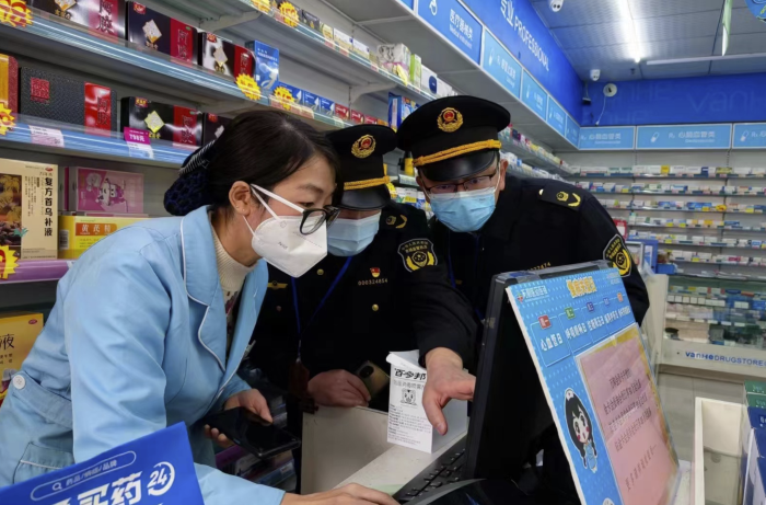圖為該局執(zhí)法人員在一家藥店檢查“四類藥品”登記情況。