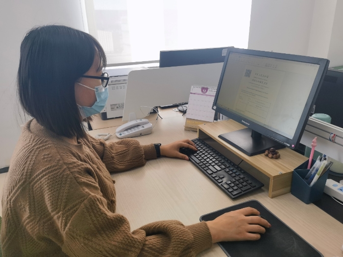 圖為電子證明下發(fā)后，企業(yè)人員下載查看證明。