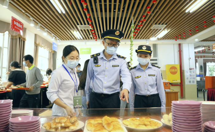 圖為南寧市市場監(jiān)管部門工作人員對大學自助餐廳菜品進行現(xiàn)場檢查。