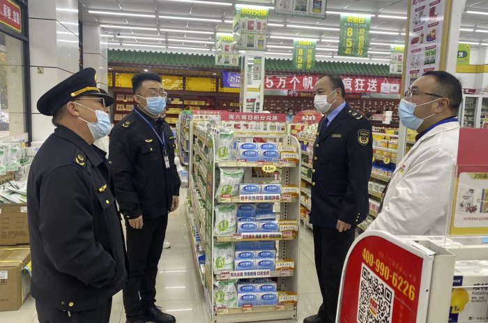 圖為滁州市市場監(jiān)管局執(zhí)法人員在一家藥店檢查防疫藥品供應情況。
