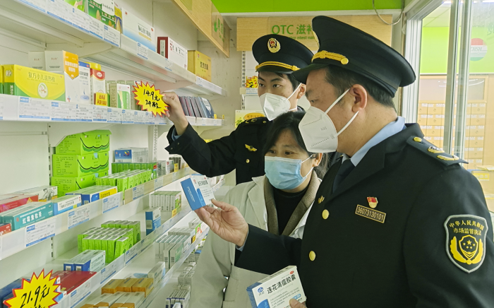 圖為12月12日，該局執(zhí)法人員在一家藥品零售企業(yè)檢查藥品。