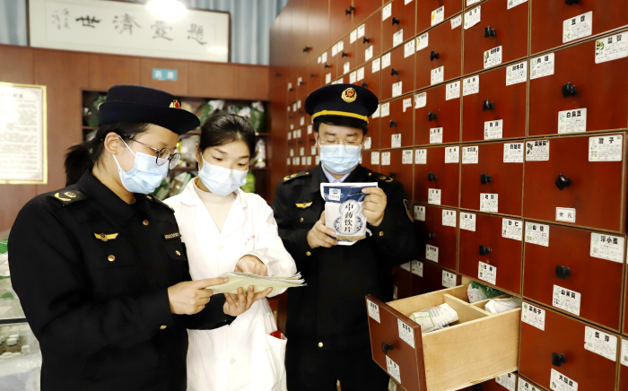 圖為12月12日，該局執(zhí)法人員在一家零售藥店檢查中藥飲片質(zhì)量。
