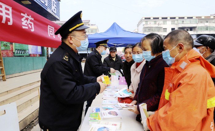 圖為12月13日，該局工作人員在羅坊鎮(zhèn)集鎮(zhèn)向群眾講解安全用藥知識。