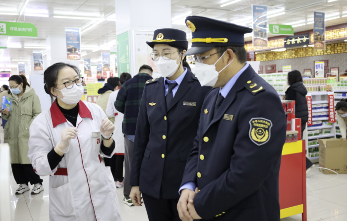圖為第四分局執(zhí)法人員在一家藥店檢查疫情防控藥品。