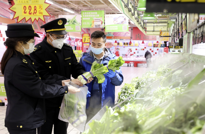 圖為該局工作人員在一家商場(chǎng)利用快檢設(shè)備對(duì)食品樣品進(jìn)行現(xiàn)場(chǎng)檢測(cè)。