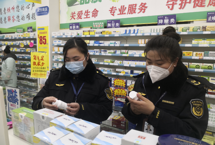 圖為12月15日，該局執(zhí)法人員在藥店對藥品價(jià)格進(jìn)行檢查。
