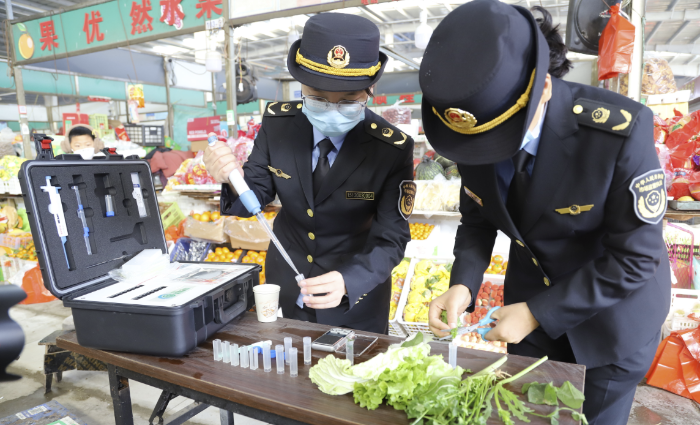 圖為該局執(zhí)法人員對(duì)食用農(nóng)產(chǎn)品樣品開(kāi)展快速檢測(cè)。