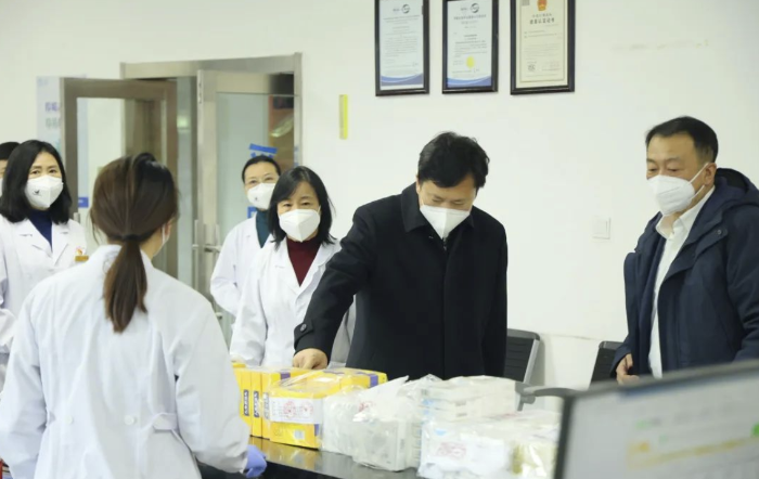 圖為吉林省藥監(jiān)局黨組書記、局長(zhǎng)孫繼民（右二）在省藥檢院調(diào)研。