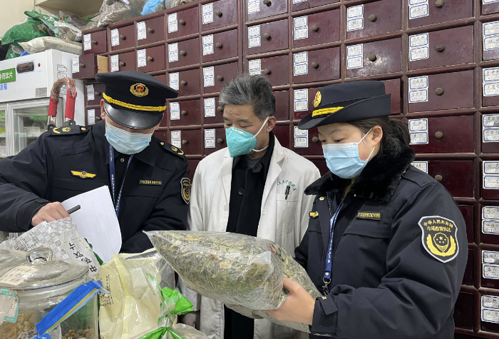 圖為執(zhí)法人員對廣藿香、黃芪、甘草、防風(fēng)等防治新冠方劑相關(guān)的中藥品種開展檢查。