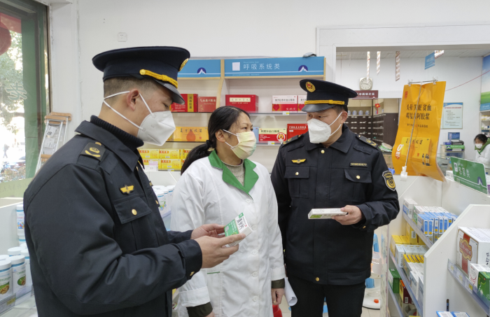 圖為12月19日，該局執(zhí)法人員在一家零售藥店檢查藥品銷售價格情況。