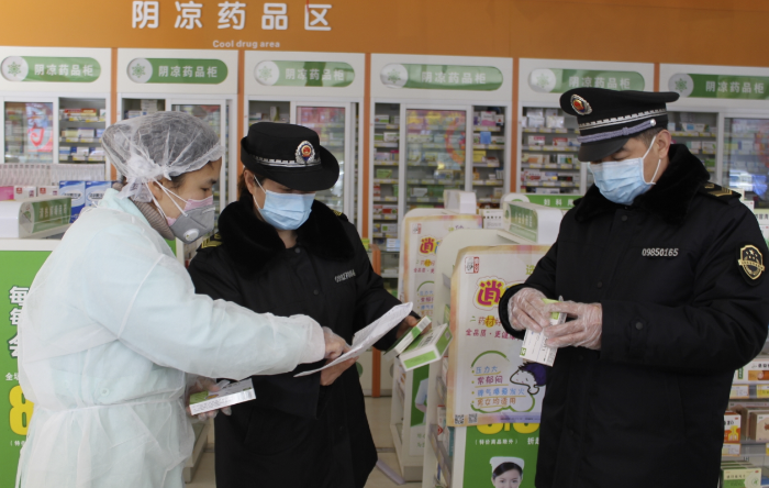 圖為12月20日，該局工作人員在一藥店開展藥品質量和價格檢查。