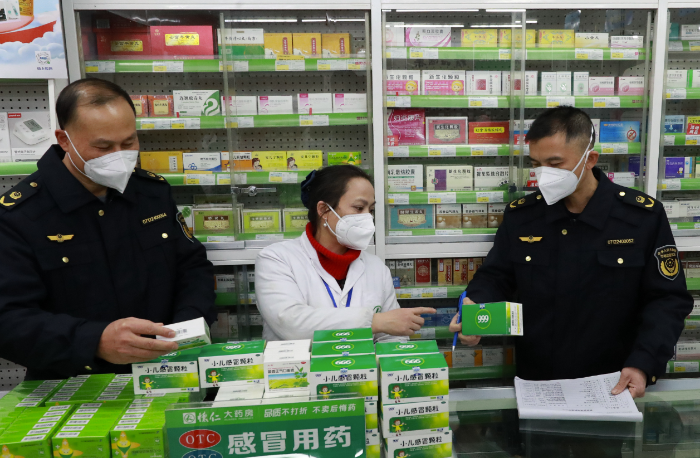 圖為該局執(zhí)法人員在一家藥店檢查涉疫藥品。