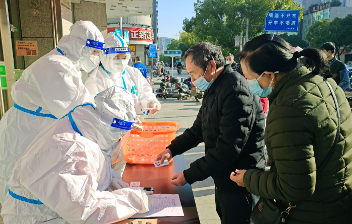 圖為12月22日，在江西省于都縣多家藥店工作人員正在免費(fèi)發(fā)放藥品。