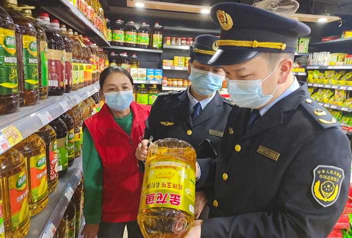 圖為1月1日，于都縣市場監(jiān)管局執(zhí)法人員在一家超市檢查食品安全。