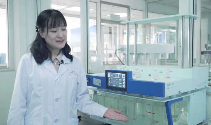 圖為吉林省省藥檢院檢驗人員介紹檢驗設(shè)備。