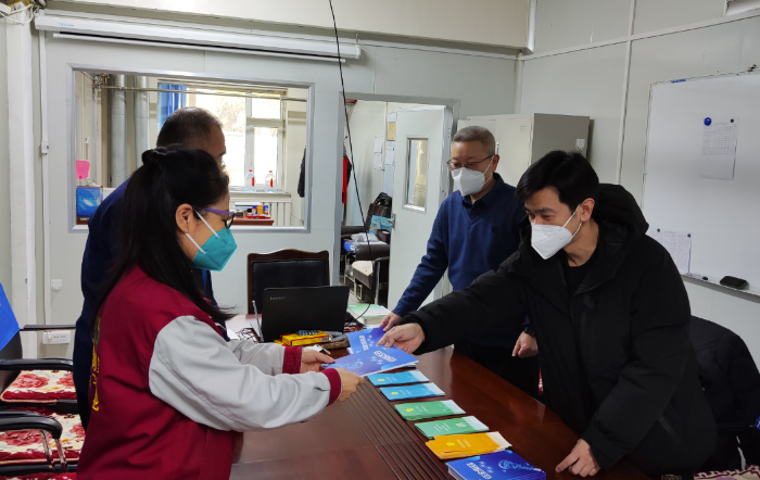 圖為四平檢查分局執(zhí)法人員進企業(yè)發(fā)放安全用藥宣傳資料。