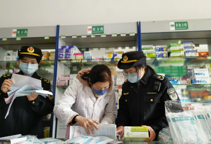 圖為1月11日，該局執(zhí)法人員在一家藥店核查防疫藥品進(jìn)貨渠道。