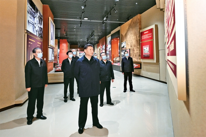 2022年10月27日，中共中央總書記、國(guó)家主席、中央軍委主席習(xí)近平帶領(lǐng)中共中央政治局常委李強(qiáng)、趙樂際、王滬寧、蔡奇、丁薛祥、李希，瞻仰延安革命紀(jì)念地。這是習(xí)近平等在延安革命紀(jì)念館，參觀《偉大歷程——中共中央在延安十三年歷史陳列》。新華社記者 燕雁/攝