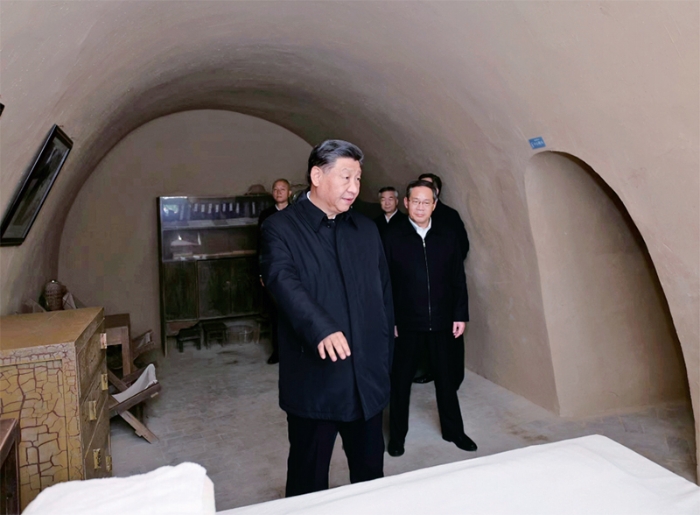 2022年10月27日，中共中央總書記、國(guó)家主席、中央軍委主席習(xí)近平帶領(lǐng)中共中央政治局常委李強(qiáng)、趙樂際、王滬寧、蔡奇、丁薛祥、李希，瞻仰延安革命紀(jì)念地。這是習(xí)近平等在楊家?guī)X參觀毛澤東舊居。新華社記者 鞠鵬/攝