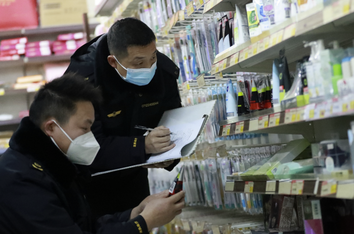 圖為該局執(zhí)法人員在一家商店檢查護(hù)膚品是否存在虛假宣傳行為。