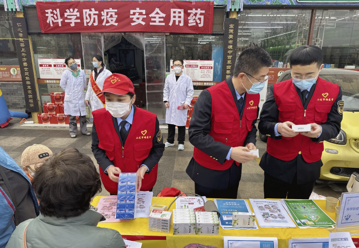 圖為第二分局志愿者向群眾普及合理用藥知識。