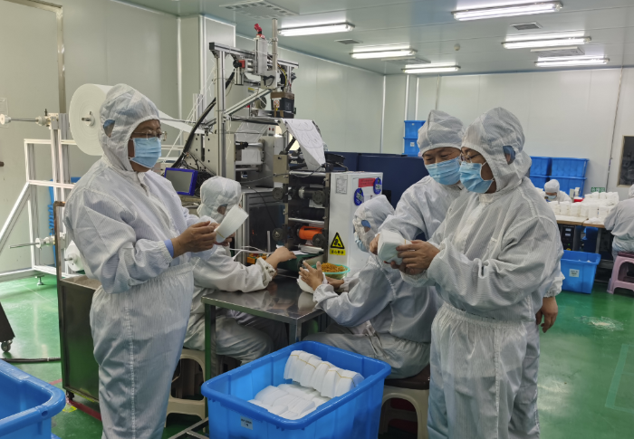 圖為第五分局執(zhí)法人員在一家企業(yè)檢查藥品生產(chǎn)情況。