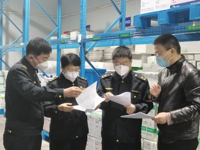 圖為一分局執(zhí)法人員對轄區(qū)內(nèi)一家新冠病毒疫苗配送企業(yè)進(jìn)行檢查。