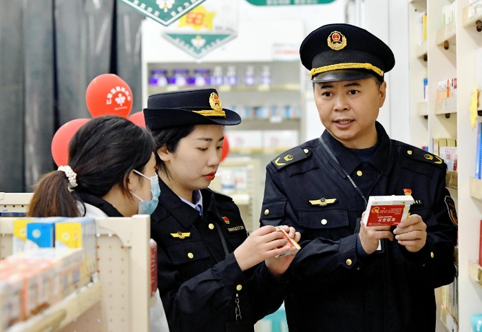 圖為2月6日，該局珍溪鎮(zhèn)市場(chǎng)監(jiān)管所執(zhí)法人員在檢查防疫藥品質(zhì)量。.jpg