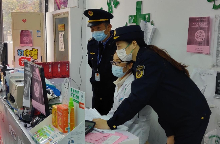 圖為該局執(zhí)法人員在零售藥店對涉疫藥品的購銷情況進行現(xiàn)場核查。