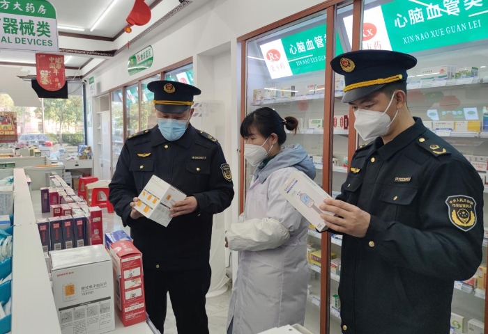 圖為該局執(zhí)法人員在一家零售藥店檢查電子血壓計(jì)。
