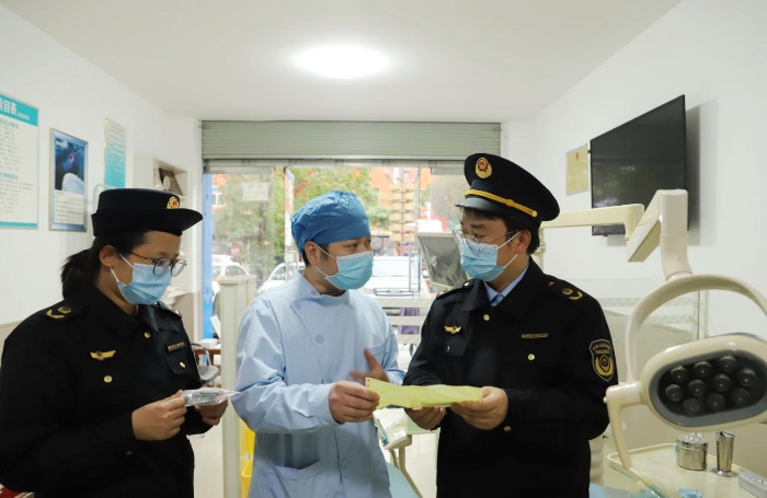 圖為2月7日，該局執(zhí)法人員在一家口腔診所檢查藥械使用情況。