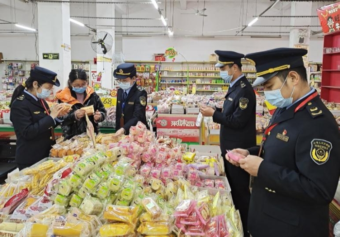 2月8日，該局執(zhí)法人員在一家鄉(xiāng)鎮(zhèn)食品店內(nèi)檢查食品。