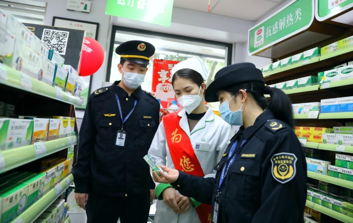 圖為該局執(zhí)法人員在一家零售藥店開展執(zhí)法檢查。