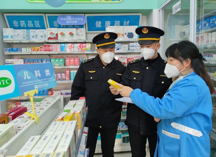 圖為該局執(zhí)法人員在檢查兒童止瀉藥品。