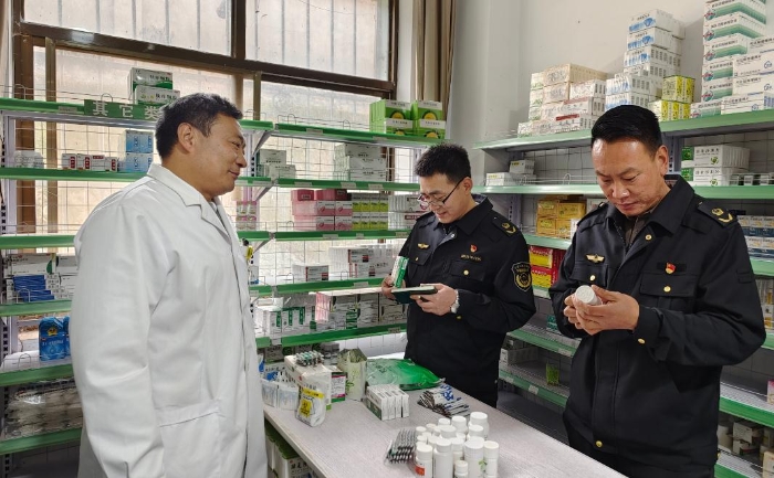 圖為該局執(zhí)法人員在一家藥店進(jìn)行抽檢。