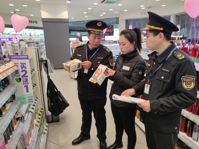 圖為2月14日?qǐng)?zhí)法人員在化妝品專賣店檢查情形。