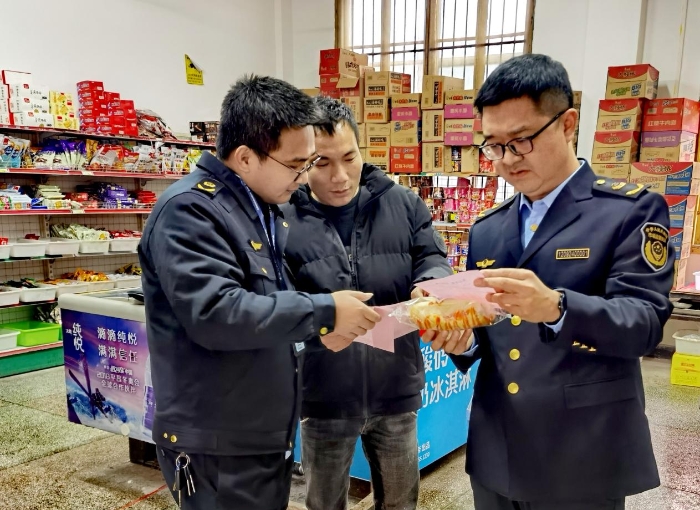 圖為執(zhí)法人員在新田縣城東中學周邊商店開展食品安全執(zhí)法檢查。
